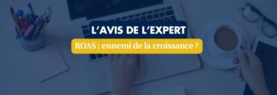 Banner text 'L'AVIS DE L'EXPERT' with 'ROAS: ennemi de la croissance?' on a blue desk scene with a laptop, coffee, and stationery in the background