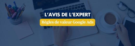 Recherches sans clics _ quel avenir pour Google 4 | Blog Google Ads, Marketing Digital & Business Banner: 'L'avis de l'expert' and 'Règles de valeur Google Ads' over a blue-tinted desk with a laptop, coffee cup, and stationery items.